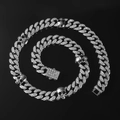 Primer plano de cadena cubana plateada con dijes de calaveras y circonitas brillantes - Collar (45cm) / Plateado