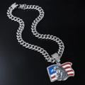 Detailansicht des American Flag Eagle Anhängers an einer silbernen Hip-Hop-Panzerkette - Mit 50cm Kubanischer Kette / Silber (USA-Flagge)