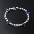 Bracciale hip-hop argento con punte in smalto blu e strass scintillanti su sfondo nero - Argento (Goccia d'Olio Blu)
