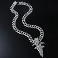 Close-up van de zilveren geit hanger met kristallen op een zware cubaanse schakelketting - Zilver (Geit) - Met 50cm Cubaanse Ketting