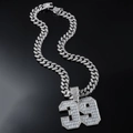 Nahaufnahme von Hip-Hop-Anhänger Nummer 39 mit silbernem Finish und funkelnden Steinen - Silber Set (Zahl 39)