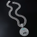 Dettaglio della catena cubana iced out con ciondolo lettera BGE e corona verde - Con Catena Cubana / Argento (BGE)