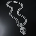 Détail macro du pendentif crâne hip-hop glacé avec chaîne cubaine argentée et cristaux - Tête De Mort Argentée Avec Chaîne Gourmette De 50cm