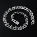 Dettaglio della catena cubana argentata con teschi e strass in stile hip hop - 45cm / Collana / Argento