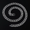 Dettaglio della catena a maglia cubana con pavé di zirconi e chiusura a incastro argento - Collana (45cm) / Argento