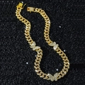 Collana cubana dorata da 13mm con pendenti a farfalla e strass su sfondo materico nero - Collana (45cm) / Oro