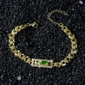 Pulsera dorada hip hop con eslabones de rosa en relieve y gema verde esmeralda central - Pulsera Dorada San Judas