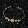 Bracciale hip hop oro con cinque ciondoli a cuore in diamanti su sfondo di pietre nere - 21cm / Bracciale / Oro