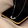 Elegante collar de plata S925 con cinco cuentas esmeriladas en un joyero de terciopelo - Plata 925 / Oro Blanco