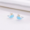 Süße S925 Sterling Silber Wal Ohrstecker in Blau auf luxuriösem weißem Seidenhintergrund - 925er Silber / Silber