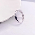 Nahaufnahme eines minimalistischen S925-Silberrings auf weißem Keramikrand - Einstellbar Offen / Platin
