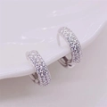Dettaglio ravvicinato di orecchini a cerchio in argento con zirconi scintillanti - Argento 925 / Platino