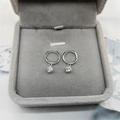 Détail macro de boucles d'oreilles en argent S925 avec pendentifs en zircone cubique clairs - Argent Sterling 925 Complet / Or Blanc