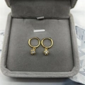 Détail de boucles d'oreilles créoles en argent S925 doré avec pendentifs cubes en zircon - Argent Sterling 925 Complet / Or