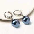 Dettaglio macro degli orecchini in argento S925 con perle nere dai riflessi iridescenti - Argento Sterling S925 Completo / Oro Bianco