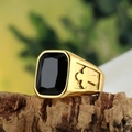 Anello da uomo in acciaio al titanio dorato con pietra nera e rilievo a croce laterale - US 7 / Stile Croce Colore Pietra Nera / Oro con Strass Nero