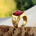 Anello da uomo in acciaio al titanio dorato con gemma rossa quadrata e croce - US 7 / Stile Croce Colore Rubino / Oro Zircone Rosso