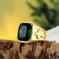 Anello vintage in acciaio titanio dorato con gemma verde smeraldo e croce - US 7 / Stile Croce Colore Smeraldo / Oro Zircone Verde