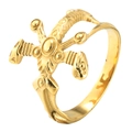 Anello in acciaio inossidabile 304 dorato con incisione a croce vintage su fondo bianco - US 7 / Oro