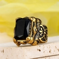 Anillo gótico de acero de titanio para hombre con piedra negra sobre base de piedra - US 7 / Oro Circonita Negra