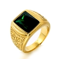 Macro-opname van een retro gouden ring met grote vierkante groene edelsteen en gravures - US 7 / Goud Groene Zirkonia