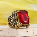 Anillo de hombre en acero de titanio con cristal rojo rectangular y grabados góticos - US 7 / Oro Circonita Roja