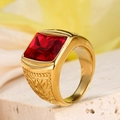 Vintage goudkleurige titanium ring met een grote vierkante rode edelsteen en bloemenreliëf - US 7 / Goud Rode Zirconia