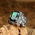 Vintage Punk Ring für Herren mit grünem Edelstein und eingraviertem Kreuzdekor - US 7 / Silber Grüner Edelstein