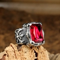 Makro-Detail des gotischen Krallenrings mit rotem Edelstein und seitlichem Kreuzrelief - US 7 / Stahlfarben Roter Edelstein