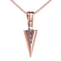 Detalle de colgante de flecha oro rosa con textura de rejilla y cadena de caja pulida - Oro Rosa