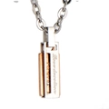 Detailaufnahme des rechteckigen Titanstahl-Anhängers mit Love Devotion Gravur - Damen Roségold