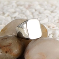 Anillo de sello de acero de titanio plateado pulido con cara rectangular en una piedra - US 7 / Color Acero