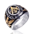 Détail de bague maçonnique avec relief doré et logo équerre sur anneau argenté - US 7 / Bicolore (Or & Argent)