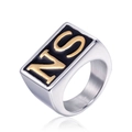 Punk-Siegelring aus Edelstahl mit goldenen NS-Initialen auf schwarzem Rechteck-Top - US 7 / Bicolor Gold NS Stil