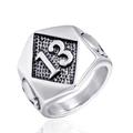 Detailansicht eines Biker-Rings aus Edelstahl mit der Zahl 13 und seitlichen Totenkopf-Motiven - US 7 / Stahlfarbe