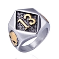 Punk-Ring aus Edelstahl in Sechseckform mit goldener Nummer 13 und Totenkopf - US 7 / Zweifarbig (Gold & Silber)