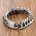Pulsera de cadena cubana para hombre en acero cepillado con placa ID sobre madera - Color Acero