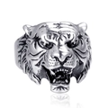 Vintage Tigerkopf-Ring aus Edelstahl in Altsilber-Optik mit detaillierter Textur auf Weiß - US 7 / Stahlfarbe / 【produktmerkmale】dieser Ring Ist Ein Tigerkopf-ring Mit Einer Silberfarbenen Retro-optik. Die Oberfläche Wurde Einem Feinen Geschwärzten Und Gealterten Verfahren Unterzogen Wodurch Die Fellstruktur Die Augen Und Das Brüllende Maul Des Tigers Plastischer Und Lebensechter Wirken. Das Material Scheint Eine Legierung Oder Edelstahl Zu Sein Und Besitzt Eine Robuste Metallische Haptik. 【visuelle Präsentation】das Bild Wurde Vor Einem Standardmäßigen Reinweißen Hintergrund Für Den E-commerce Fotografiert Mit Zentrierter Komposition Und Einer Natürlichen Spiegelung Am Unteren Rand. Die Bildqualität Ist Hoch Mit Präziser Schärfe Und Gestochen Scharfen Metallischen Details. Die Ästhetik Ist Mittelmäßig Und Erreicht Eine Gesamtbewertung Von 75. Hauptkritikpunkt Ist Die Allzu Konventionelle Präsentationsmethode. Das Design Ist Zwar Klar Aber Es Fehlt Ihm An Markenidentität Und Visueller Wirkung. 【textinhalt】das Gesamte Bild Enthält Weder Gedruckten Noch Überlagerten Text Oder Markenlogos. 【logistik-etiketten】keine. 【risiko Von Urheberrechtsverletzungen】produktverletzung: Keine; Hintergrundverletzung: Keine. Dieses Design Verwendet Gängige Biologische Motive Und Weist Keine Spezifischen Urheberrechtlich Geschützten Merkmale Auf. 【produktparameter】tigerkopf-design Retro-silber-finish.