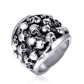 Anello punk gotico da uomo in acciaio al titanio con rilievi di teschi multipli - US 7 / Color Acciaio