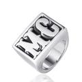 Vintage zilveren roestvrijstalen vierkante zegelring voor heren met NYC-letters in reliëf - US 14 / NYC Letter Vierkante Ring / Staalkleur