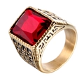 Vintage-Ring aus goldfarbenem Edelstahl mit großem quadratischem rotem Edelstein und Gravur - US 7 / Gold Roter Zirkonia