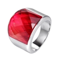 Anello vintage in acciaio al titanio con una grande gemma rossa su uno sfondo bianco - US 7 / Argento / Rosso