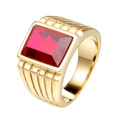 Anello da uomo in titanio dorato con grande pietra rossa rettangolare e fascia a gradini - US 7 / Oro Zirconia Rossa
