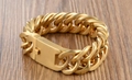 Bracciale da uomo a catena cubana spessa color oro con finitura in metallo spazzolato e fibbia - Oro