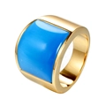 Macro-opname van een brede gouden gepolijste ring met een grote blauwe rechthoekige steen - US 7 / Hemelsblauw Strass