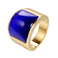 Detailopname van een brede gouden roestvrijstalen ring met een grote blauwe rechthoekige steen - US 7 / Donkerblauwe Strass