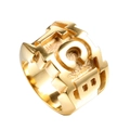 Breiter Herrenring aus Titanstahl mit geprägten Goldbuchstaben im Streetwear-Stil - US 7 / Gold