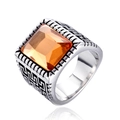 Anillo vintage para hombre de acero inoxidable con ámbar cuadrado y greca grabada - US 8 / Color Acero