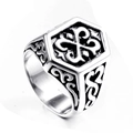 Detalle macro del anillo vintage para hombre en acero de titanio con grabados florales - US 7 / Color Acero