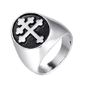 Detail van een punkstijl roestvrijstalen zegelring met zwart kruis reliëf - US 7 / Zilver